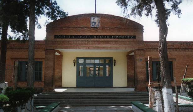 Imagen 3. Detalle de Pórtico de entrada de la escuela de Niñas Josefa Ortiz de Domínguez. La escuela tiene características Art Decó.