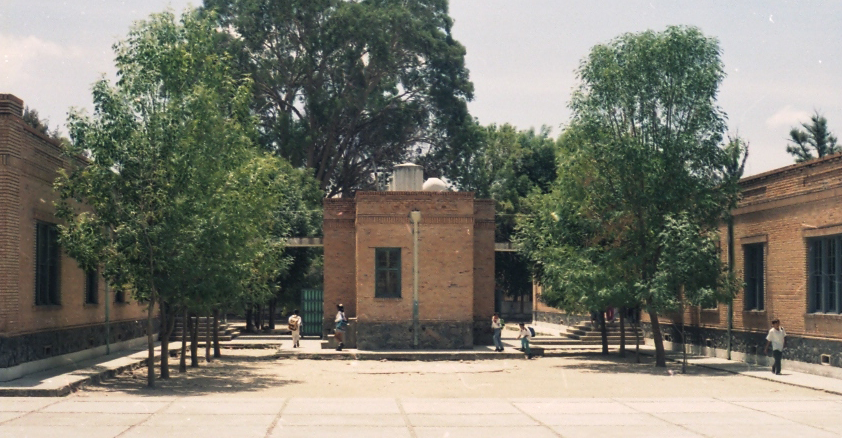 Imagen 6. Módulo de servicios entre las dos escuelas que conservan el mismo estilo del edificio. En la foto derecha, un agregado sin proporción, altura y materiales se  construye junto al módulo original.