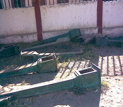 Imagen 7. Comparativo de lámpara Art Decó que se colocaban en la periferia de la escuela. En la foto derecha: lámparas desarmadas apiladas en el patio.