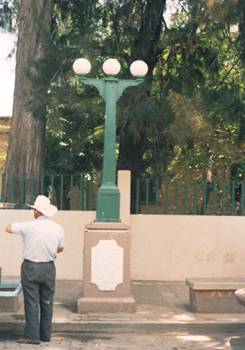 Imagen 7. Comparativo de lámpara Art Decó que se colocaban en la periferia de la escuela. En la foto derecha: lámparas desarmadas apiladas en el patio.