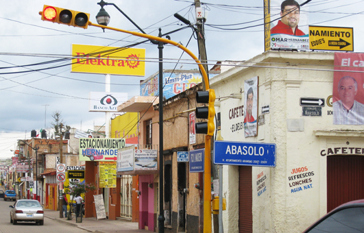 fig. 1. Es frecuente tener un panorama como éste en varias ciudades del país, en donde apreciamos un alto contenido de información visual, mensajes en los que el usuario se integra a su contexto. Arandas, Jalisco. (archivo de la autora / Mónica de la Barrera).