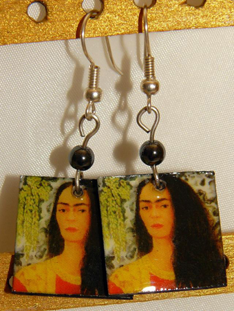 Fig. 10, 11 y 12 Aretes, tequila, tenis (marca Converse); algunos artículos de venta, decorados con la imagen de Frida Kahlo, que hacen atractivo el diseño mexicano a extranjeros, en los que se aprecia que el uso de su imagen sigue siendo un motivo de atracción.