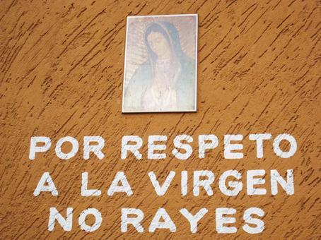 Fig. 14 En algunos lugares, intentan evitar que las bardas sean rayadas, a través de mensajes como éste, en el que anteponen imágenes religiosas para persuadir que no rayen. San Luís Potosí, SLP. (archivo de la autora / Mónica de la Barrera).