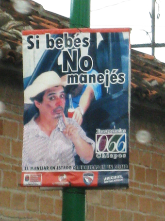 Fig. 16. Este anuncio enfatiza el interés de generar conciencia para no beber cuando se maneja, por ello, al ser un mensaje local, se escribe como se habla, con el énfasis en las sílabas correspondientes: “Si bebés no manejés”. Anuncio de Tuxtla Gutiérrez, Chiapas. (archivo de la autora / Mónica de la Barrera).