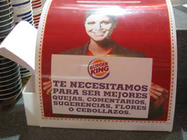 Fig 17. Por otra parte, empresas extranjeras conscientes de la comunicación directa que entre los habitantes de nuestro país se da, manifiestan, a través de sus impresos, mensajes que directamente atiendan a los objetivos esperados. Burguer King, buzón de sugerencias. (archivo de la autora / Mónica de la Barrera).