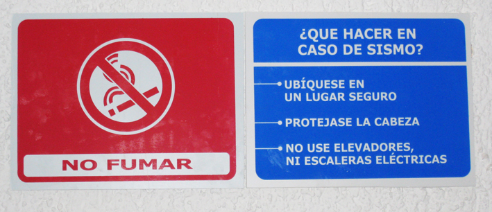 Fig. 20. En otros contextos, los mensajes pueden ser interpretados de manera distinta. Esta imagen es común en las instalaciones (dentro de los salones de clases) de la Universidad de Colima, donde al ubicarse en una zona sísmica, se hace énfasis en las medidas de seguridad en caso de temblor. En ciudades, donde los movimientos telúricos no se resienten, este tipo de mensajes resultan llamativos y novedosos. (archivo de la autora).