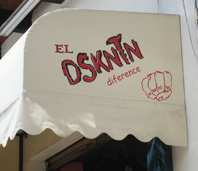 Fig. 3 El uso de iniciales provoca, en el usuario, una lectura forzada, en la que se requiere interpretar para entender.  “El descontón”, local de ropa en un mercado de Comitán, Chiapas. (archivo de la autora / Mónica de la Barrera).