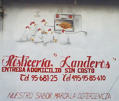 Fig. 6. “Cine de terror”, texto que acompaña este anuncio de una Rosticería, en el que los pollos miran en un horno rostizarse a otro pollo. Sin duda, muchos de los mensajes son irónicos y graciosos, es parte de esa creatividad que el rotulista, ya sea por encargo o por su propia cuenta, hacen a los mensajes enfatizar y evocar el giro de la empresa que lo anuncia. Calvillo, Ags. (archivo de la autora / Mónica de la Barrera).