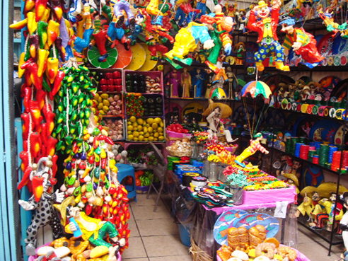 Fig. 7 El color y las artesanías son un referente visual muy grande que en lugares turísticos asombran a propios y extraños, pues la saturación, el contraste y la variedad, son algunos de los aspectos que se destacan en los objetos, mismos que son aplicados en distintos contextos y espacios, y se integran a propuestas de diseño y decoración. San Miguel de Allende. (Image Bank).